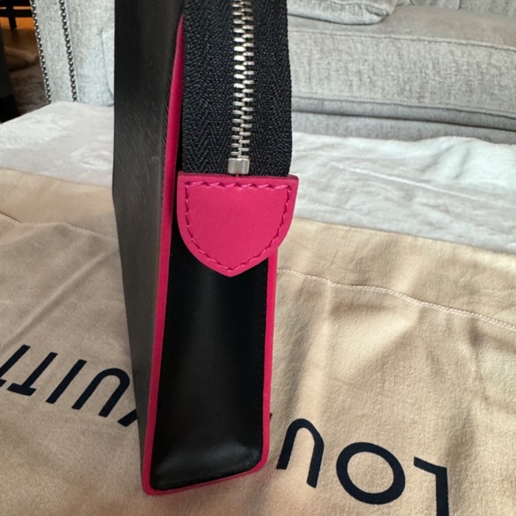 BRAND NEW TOILERTRY POUCH 26 BLK / PINK - Picture 3 of 15